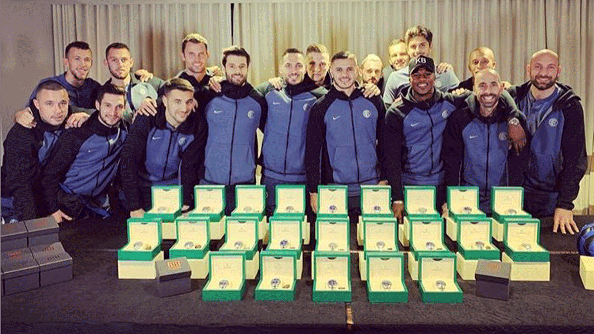 Icardi,-en-el-centro,-con-sus-compañeros-del-Inter,-a-los-que-ha-regalado-un-reloj–(Instagram)