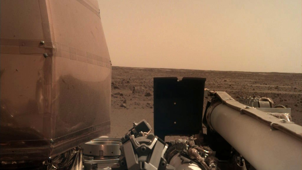 La sonda InSight de la NASA en Marte envía las primeras imágenes
