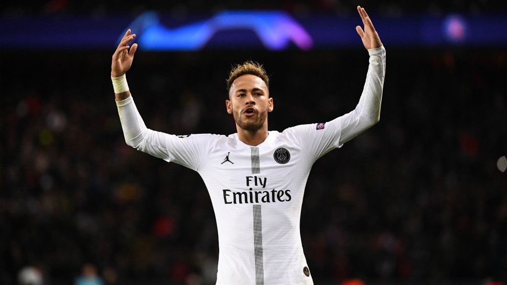 Neymar se dirige a la grada tras su gol. (AFP)