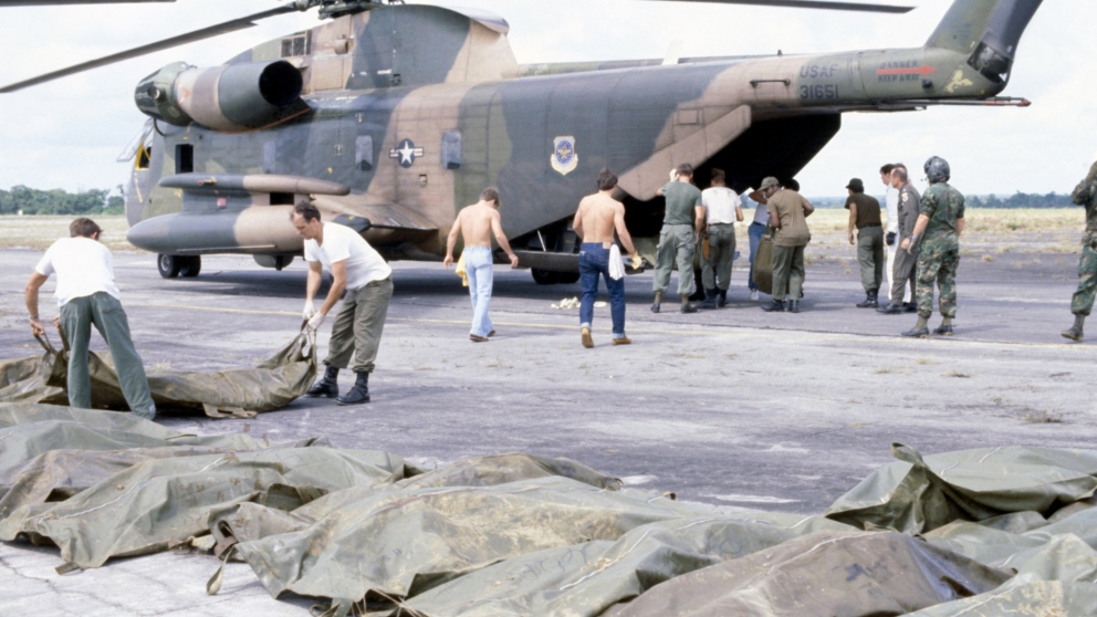 Tragedia de Jonestown. Militares recogiendo los cuerpos.