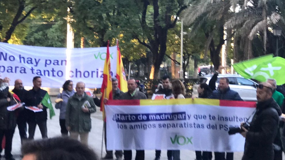Militantes de VOX recibiendo con chorizos a la entrada de los 21 ex altos cargos de la Junta de Andalucía juzgados en el caso de los ERE. Foto: Vox