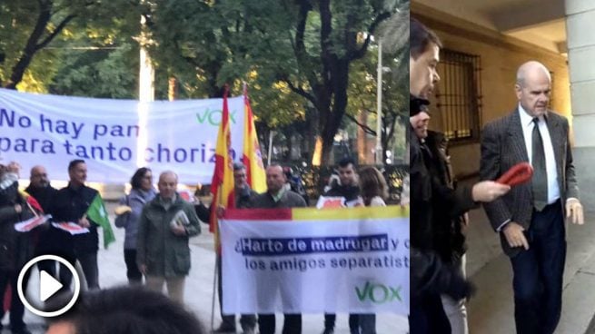 Militantes de VOX recibiendo con chorizos a la entrada de los 21 ex altos cargos de la Junta de Andalucía juzgados en el caso de los ERE. Foto: Vox