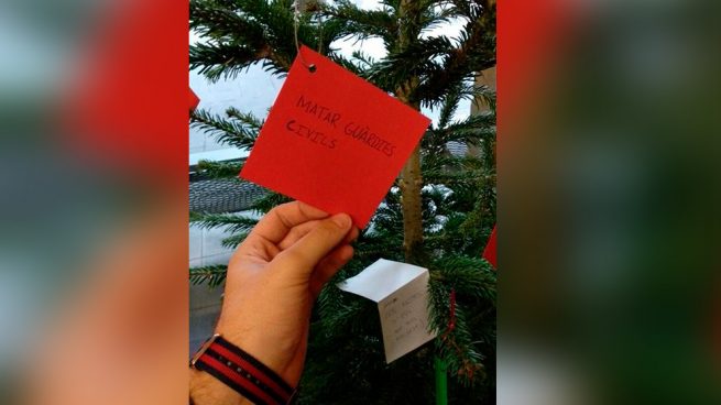 Alumnos de la Universidad de Gerona cuelgan en el árbol de Navidad el deseo de “matar guardias civiles”