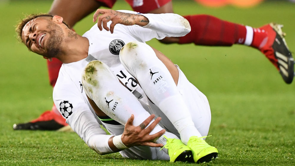 Neymar, caído en el suelo durante el PSG-Liverpool de Champions. (AFP)