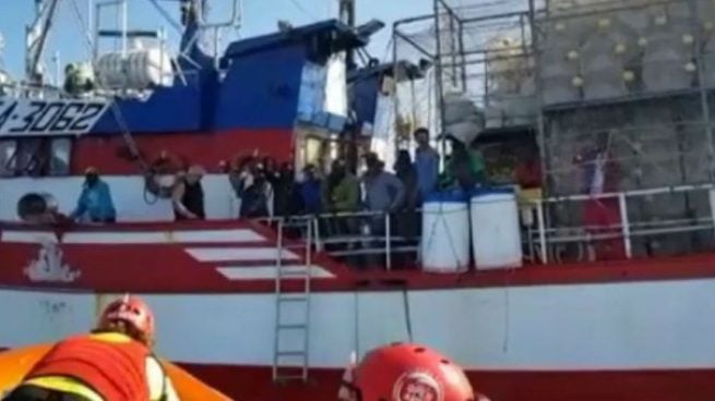 El patrón del barco que rescató a 12 inmigrantes lamenta la falta de respuesta de Sánchez: «Nos ha dejado tirados»