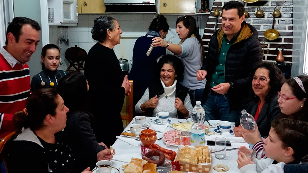 Juanma Moreno, candidato del PP a las elecciones andaluzas, con su familia antes de la jornada de reflexión.