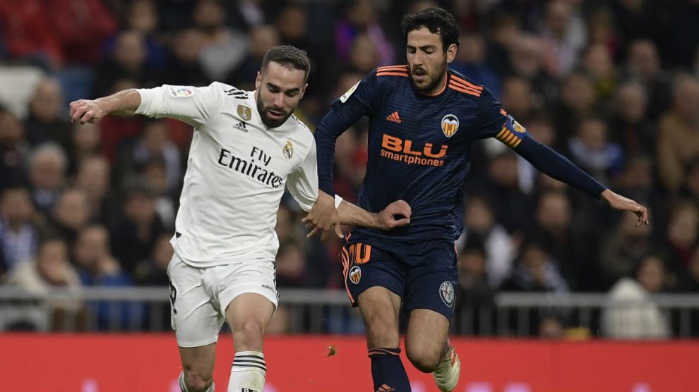 Dani Carvajal controla un balón ante Parejo. (AFP)