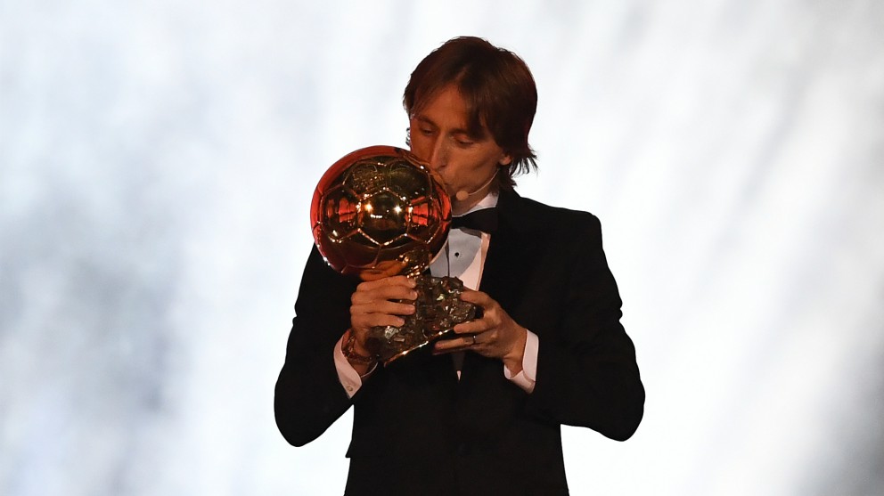 Luka Modric besa el Balón de Oro. (AFP)
