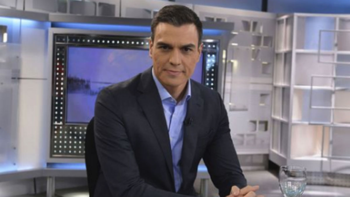 Pedro Sánchez antes de empezar la entrevista (Telecinco).