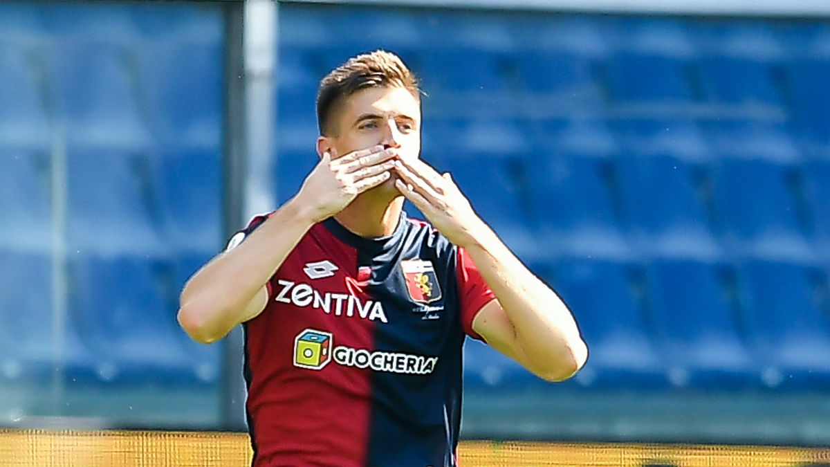 Krzysztof Piatek celebra un gol con el Genoa (Getty).