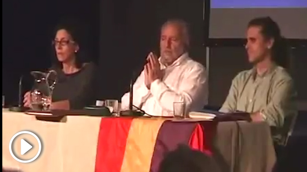 Julio Anguita durante una asamblea local de IU en mayo de 2015