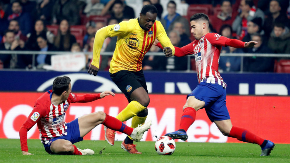 Toni Moya y Arias pelean un balón con Elhadji en el Atlético-Sant Andreu. (EFE)