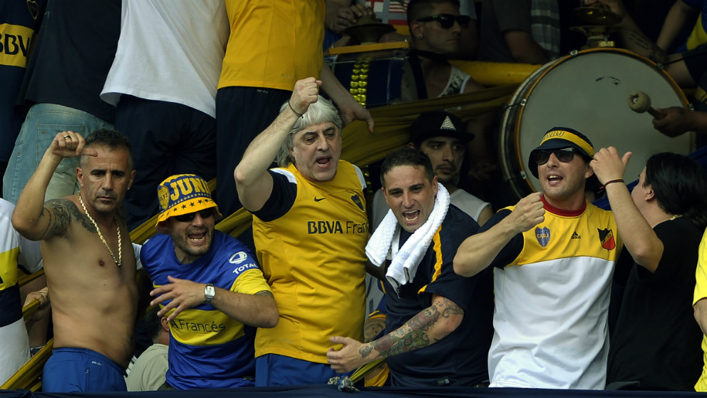 Rafael Di Zeo, con camiseta amarilla en el centro de la imagen. (AFP)