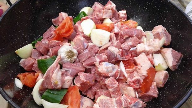 Brochetas de cordero a la griega, receta de carne fácil de preparar