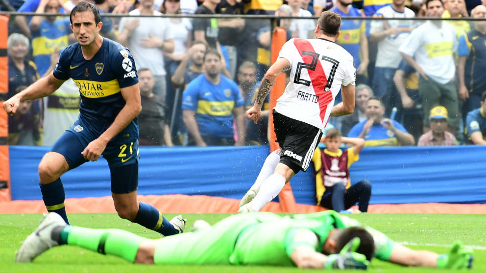 Lucas Pratto celebra un gol de River en La Bombonera en la ida de la Libertadores. (Getty)