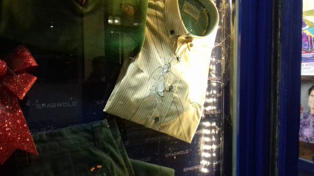 Los violentos podemitas de Cádiz reventaron el cristal blindado de una tienda que vende ropa con la bandera de España