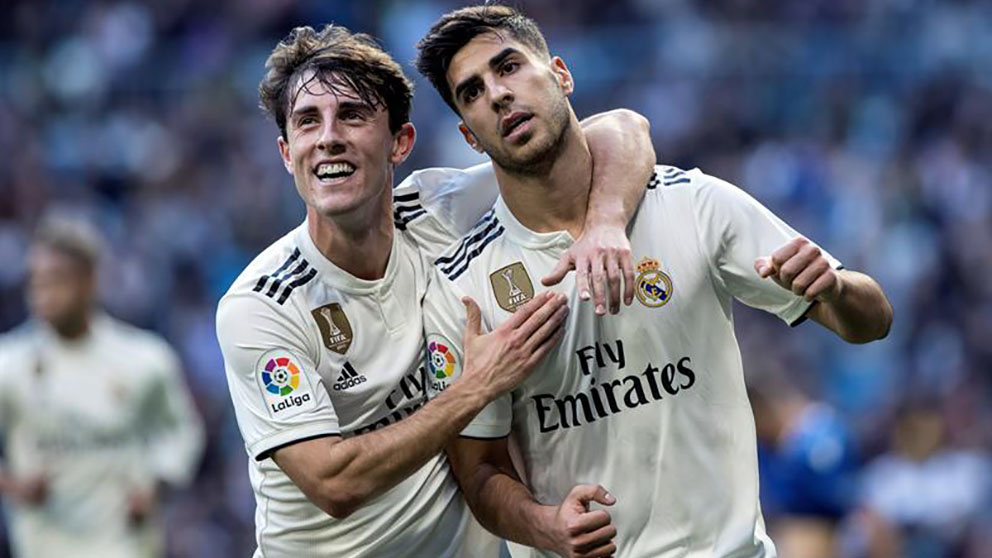 Odriozola y Asensio celebran un gol del Real Madrid. (AFP)