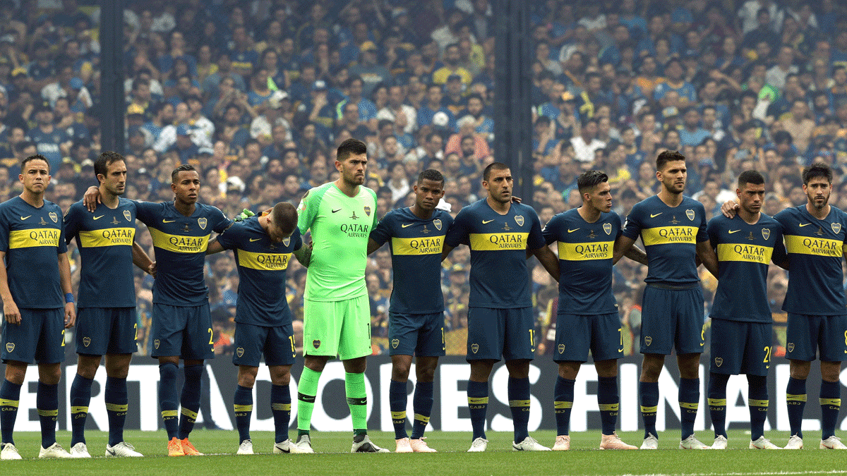 Los-jugadores-de-Boca-Juniors-antes-de-disputar-la-ida-de-la-final-de-la-Libertadores-en-la-Bombonera-(AFP)