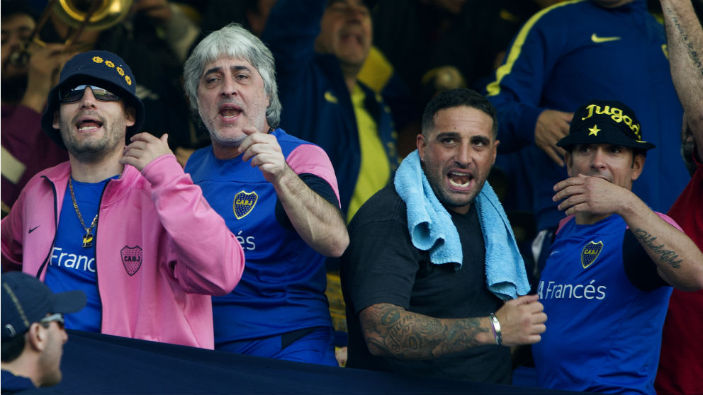 Rafael Di Zeo, con camiseta azul en el centro de la imagen. (AFP)