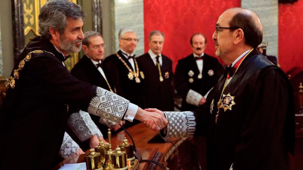 El presidente del CGPJ y del Supremo, Carlos Lesmes (i), felicita al nuevo magistrado de la Sala de lo Contencioso-Administrativo del Tribunal Supremo Javier Borrego Borrego. Foto: efe