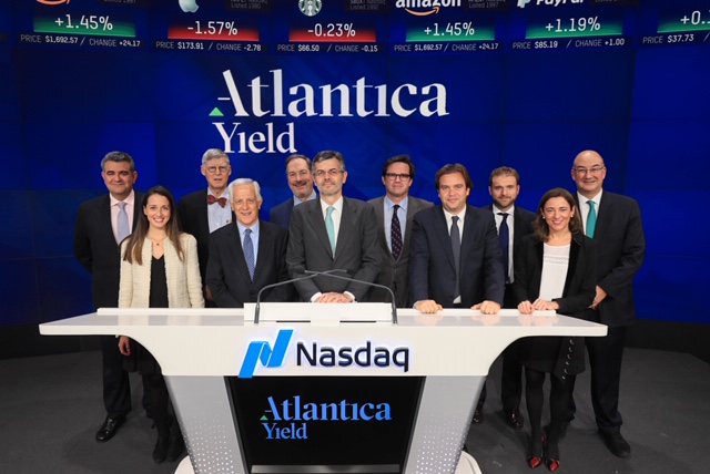 El consejero delegado de Atlantica Yield, Santiago Seage, en el Investors Day con otros participantes en el evento.