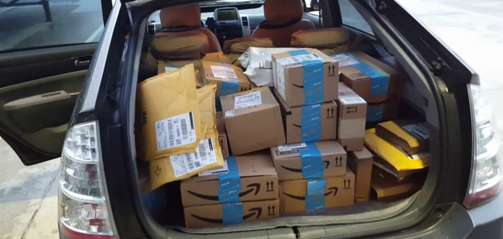Un vehículo particular cargado con paquetes de Amazon para repartir vía Amazon Flex