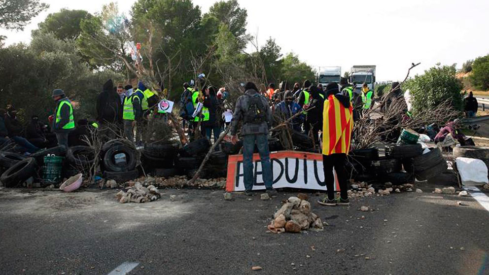 Corte de tráfico organizado por los CDR en la AP-7 a su paso por L’Ampolla (Tarragona). Foto: EFE