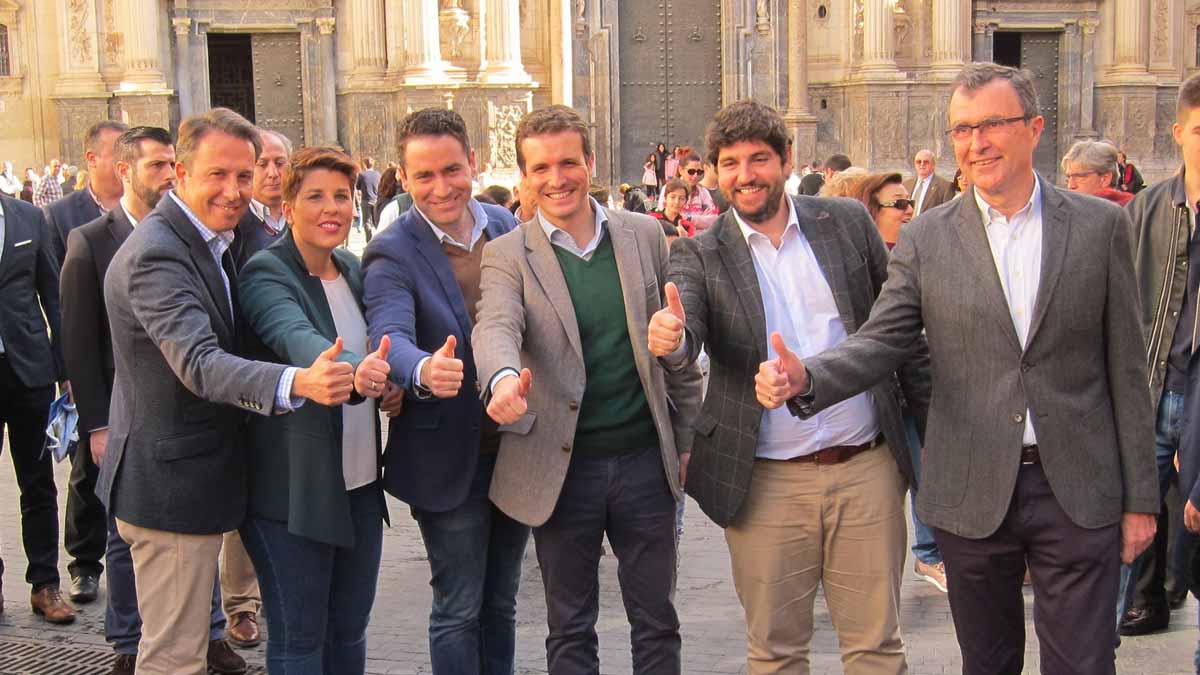 Pablo Casado junto a miembros del PP en Murcia. Foto: EP