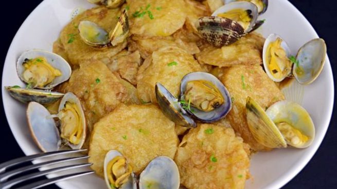 Receta de Patatas a la importancia con almejas