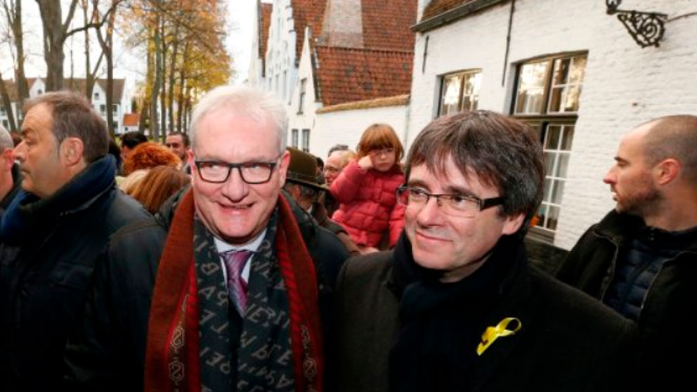 Carles Puigdemont y el senador de la N-VA Pol Van Den Driessche. Foot: Agencias