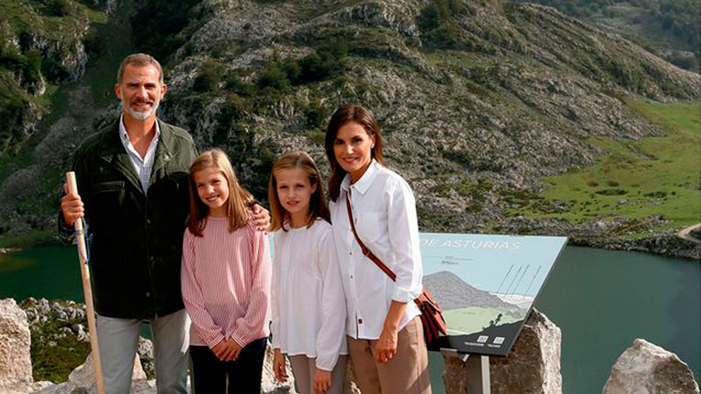 Los Reyes Felipe y Letizia, junto a sus dos hijas Sofía y Leonor, en los lagos de Covadonga. La imagen elegida por los monarcas para felicitar la Navidad 2018.