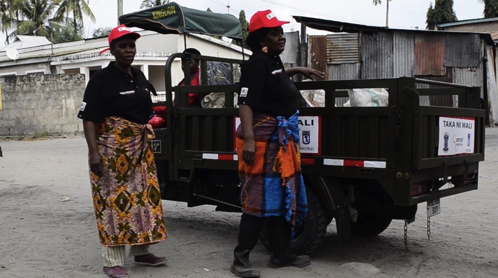 Mujeres recogiendo basura en Tanzania subvencionadas por el Ayuntamiento de Madrid.