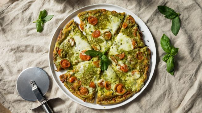 Pizza de gorgonzola y pesto, una receta gourmet sencilla y exquisita