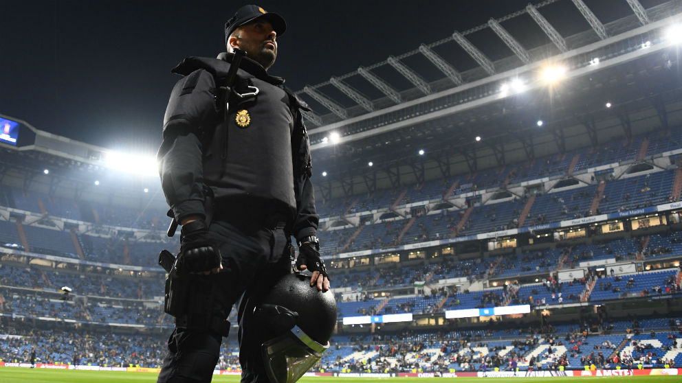 Policía Nacional en el Santiago Bernabéu. (AFP)