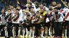 Los jugadores de River celebran la Libertadores en el Bernabéu. (AFP)