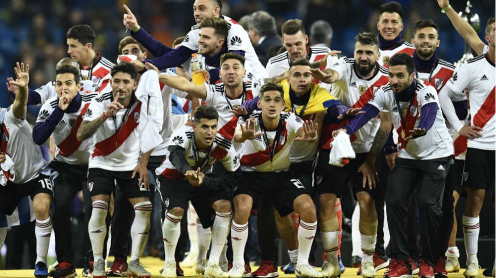 Los jugadores de River celebran la Libertadores en el Bernabéu. (AFP)