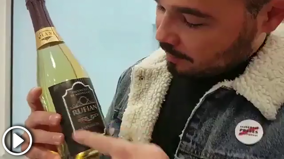 Gabriel Rufián cuelga un vídeo en el que desempaqueta una botella de vino que lleva su nombre