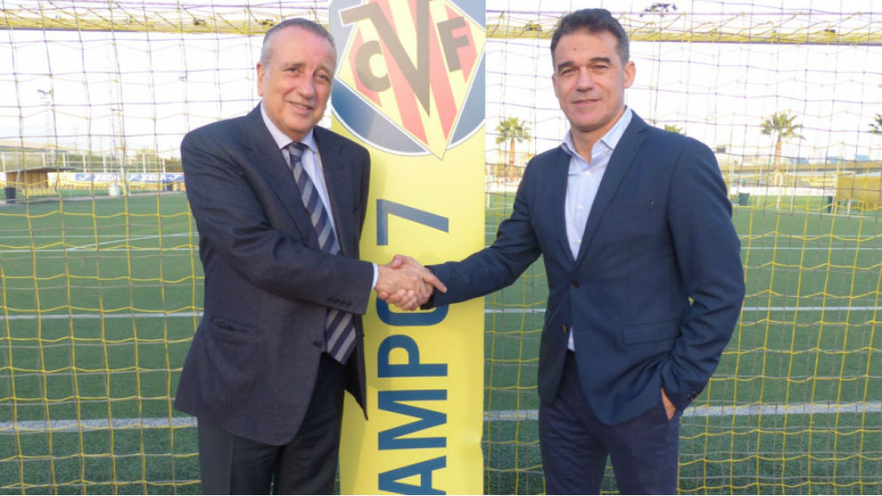 Luis García Plaza posa junto al presidente del Villarreal, Fernando Roig. (VillarrealCF)