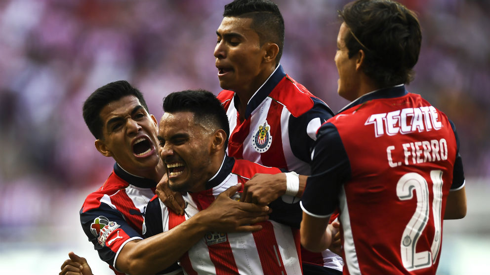 Los jugadores del Guadalajara celebran un gol. (AFP)