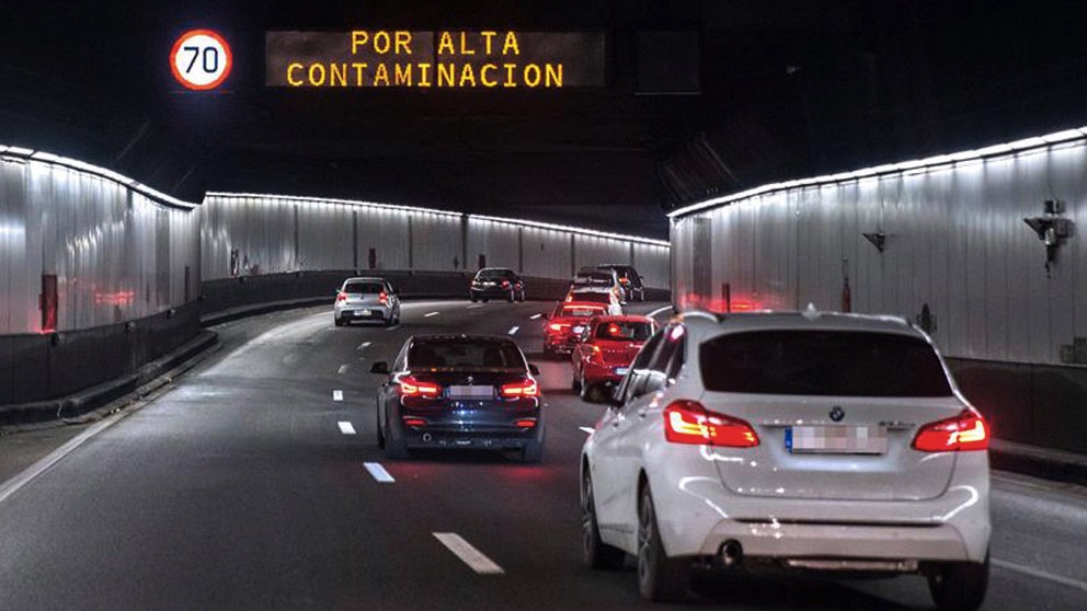 Limitaciones al tráfico del protocolo anticontaminación del Ayuntamiento de Madrid se encuentra la limitación de velocidad en la M-30. Foto- EFE