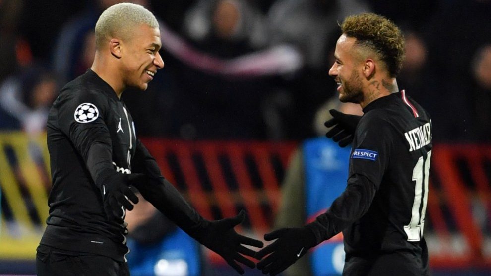 Mbappé y Neymar celebran uno de los goles del PSG. (AFP)