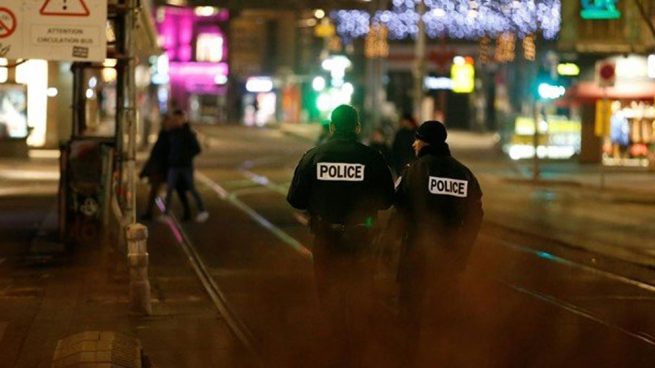 Dos Policías patrullan el centro de Estrasburgo desierto tras el ataque perpetrado la tarde del martes. Foto: Agencias