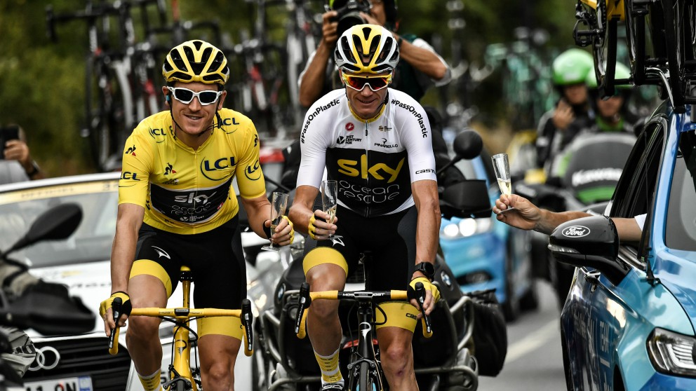 Geraint Thomas y Froome celebran la conquista del Tour de Francia 2018. (AFP)