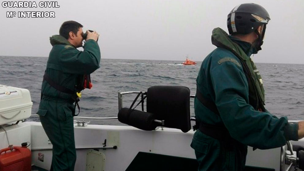 Dos agentes del Servicio Marítimo de la Guardia Civil en Ceuta.