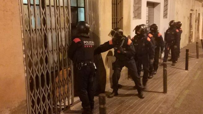 mossos-narcopiso-poble-sec-barcelona