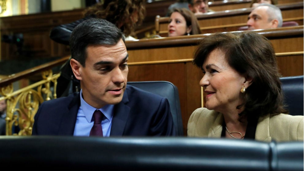 Pedro Sánchez y Carmen Calvo, en el Congreso de los Diputados. (Foto: EFE)