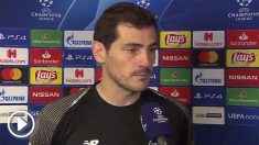 Iker Casillas hablando con la prensa tras el partido de Champions League