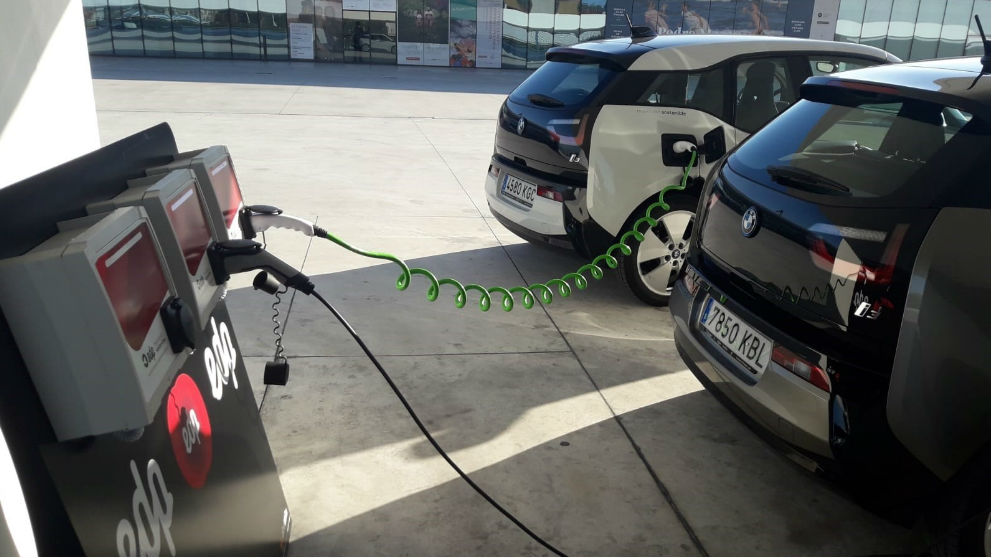 Dos coches eléctricos ‘repostando’. Foto: Europa Press