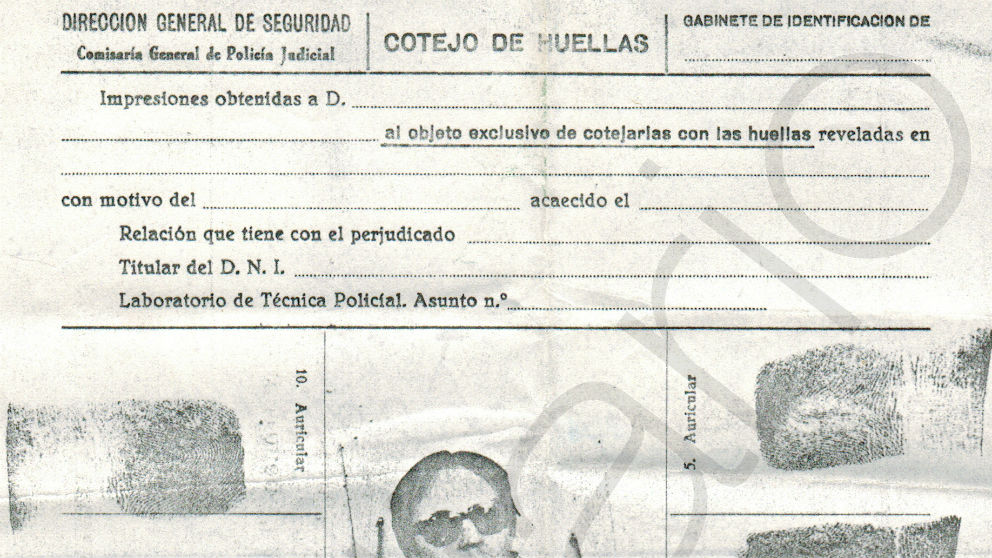 La ficha que la Policía Judicial elaboró en 1980 con las huellas de la persona cuya identidad había suplantado Enrique Olivares.