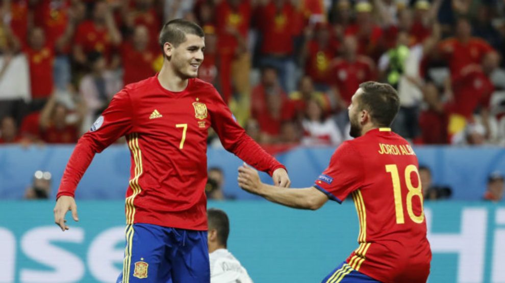 Morata y Jordi Alba celebran un gol con la selección española.
